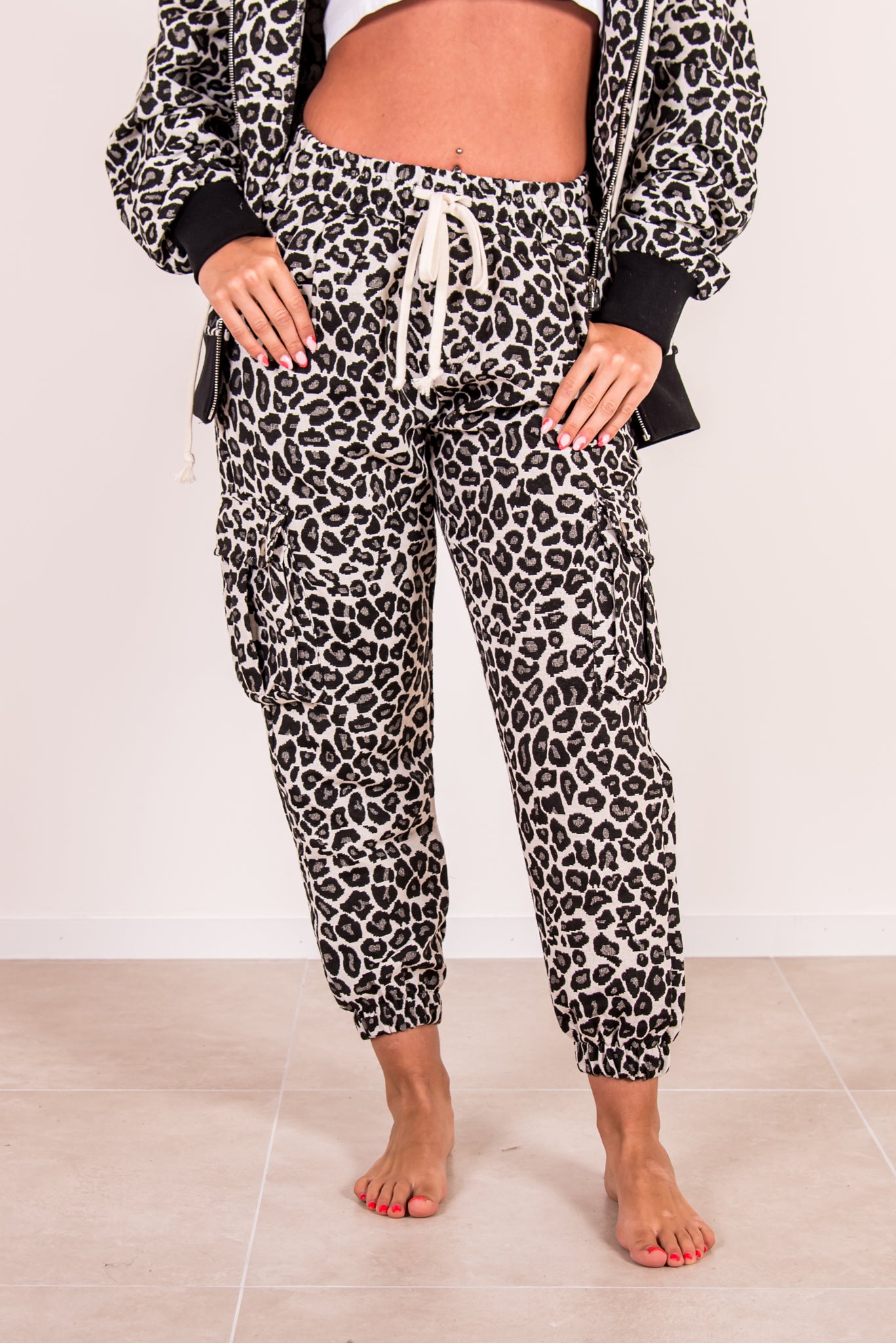 Completo Animalier con Felpa e Jogger Cargo