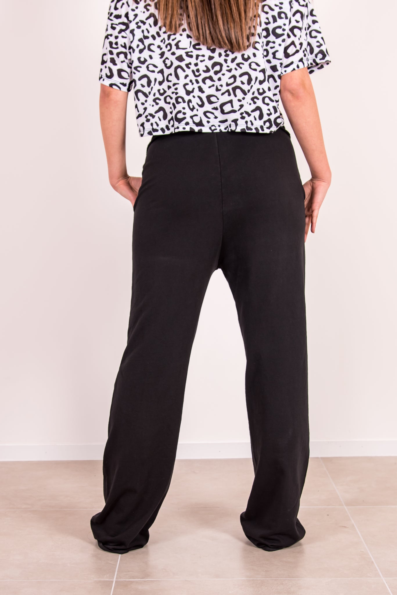 Straight jogger with side pockets and front seam