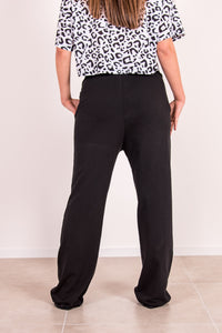 Straight jogger with side pockets and front seam